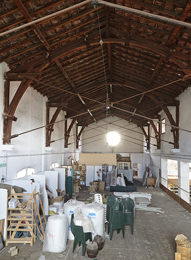 La grande halle : vue d'ensemble de l'étage de la mezzanine.