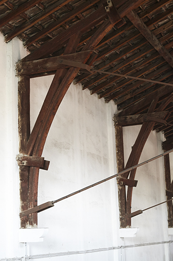 La grande halle : détail des appuis de la charpente.