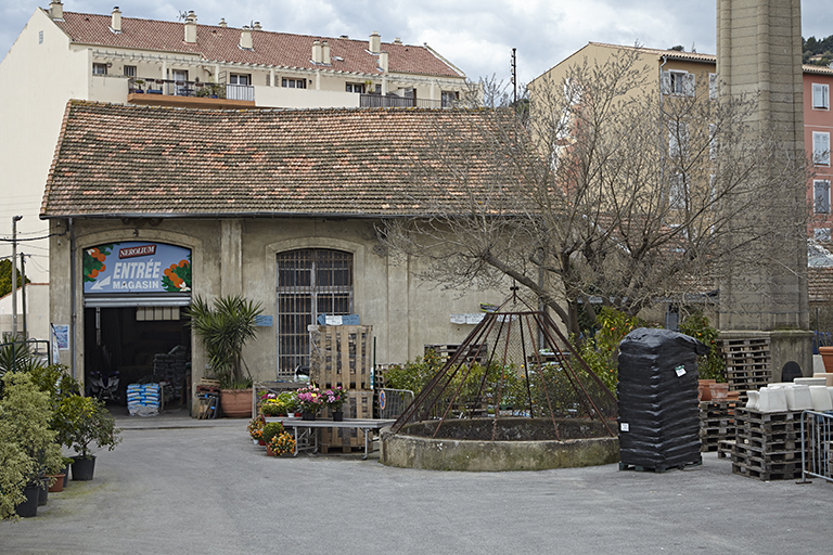 L'ancienne chaufferie et la base de la cheminée.