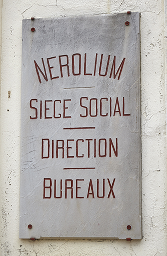 Plaque en marbre signalant l'accès aux bureaux.