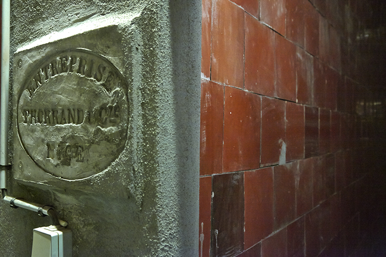 Détail d'une cuve et de la marque du constructeur Thorrand et Cie.