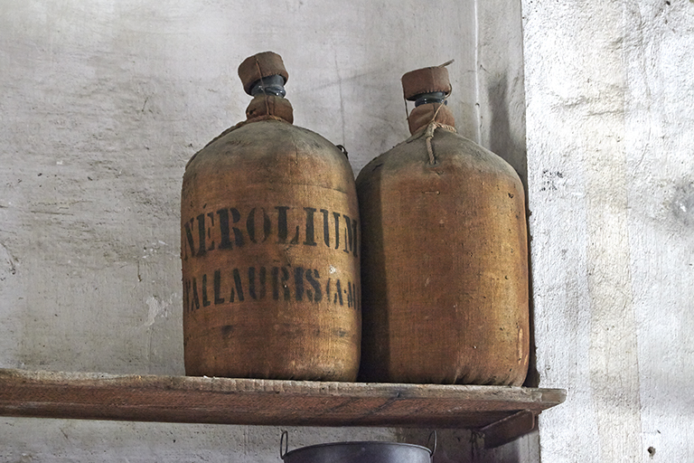 Deux anciennes bonbonnes d'essence.