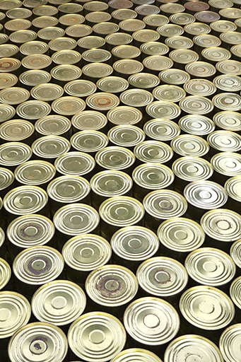 Boîtes métalliques pour le passage de la confiture dans les autoclaves.
