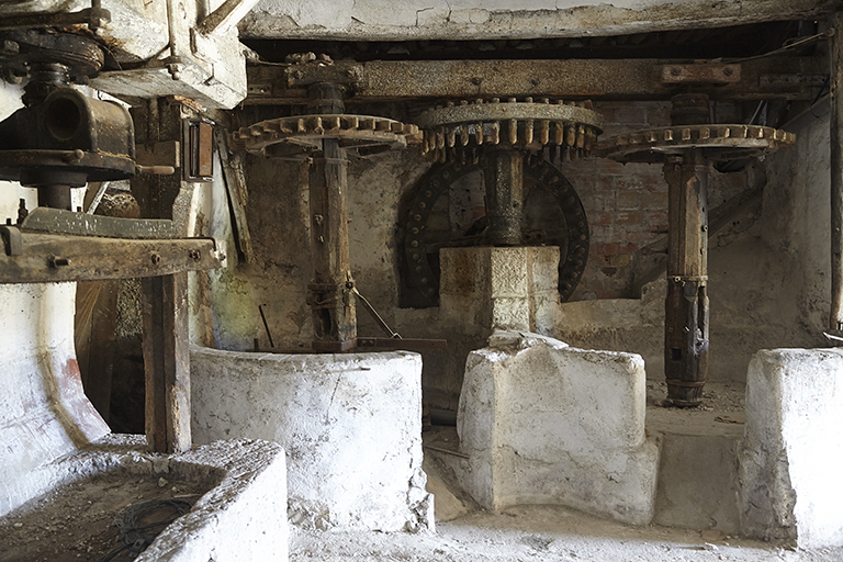 Bacs et couronnes d'entraînement des anciens broyeurs à meules. ; Exemple de renvoi d'angle situé à hauteur des broyeurs à meules (moulin Massas). 