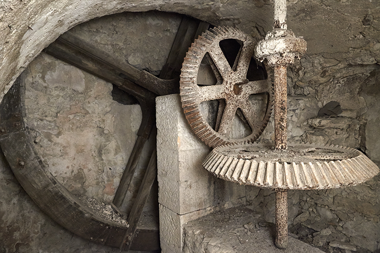 Chambre hydraulique de la ressence du moulin Massas. ; Exemple de renvoi d'angle situé sous le broyeur à meule (moulin Massas).