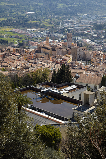 Vue des réservoirs sur les toits. Au loin la ville et le plan de Grasse.
