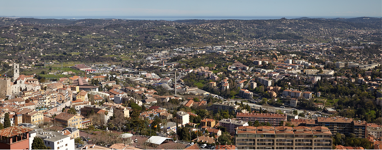 Vue panoramique de Grasse, des communes alentour et du littoral.
