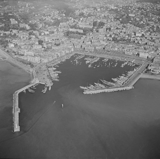 [Vue aérienne du port de Cannes], 1957.