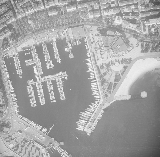 [Vue aérienne du port de Cannes après la mise en place des appontements en peigne], 1983.