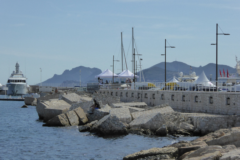 Vue de la digue du port de Cannes avec ses blocs en maçonnerie.