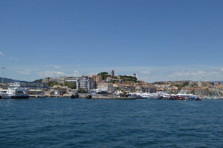 Vue du service des îles et de l'aire de carénage du port de Cannes, avec en arrière-plan le château sur la colline du Suquet.