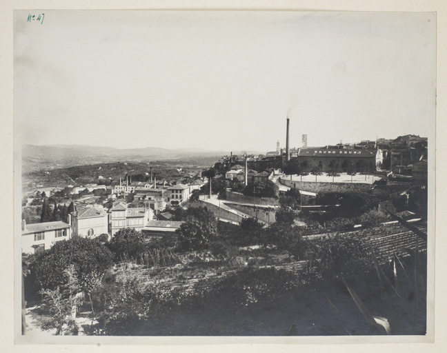 [Les cheminées des parfumeries de la ville basse et du vallon de Rastiny.]