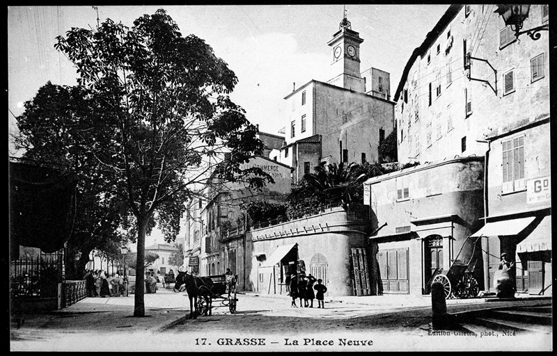 Grasse, la place neuve. [Au pied de la tour de l'horloge se trouvait la fabrique à savon Montègues-Février.]