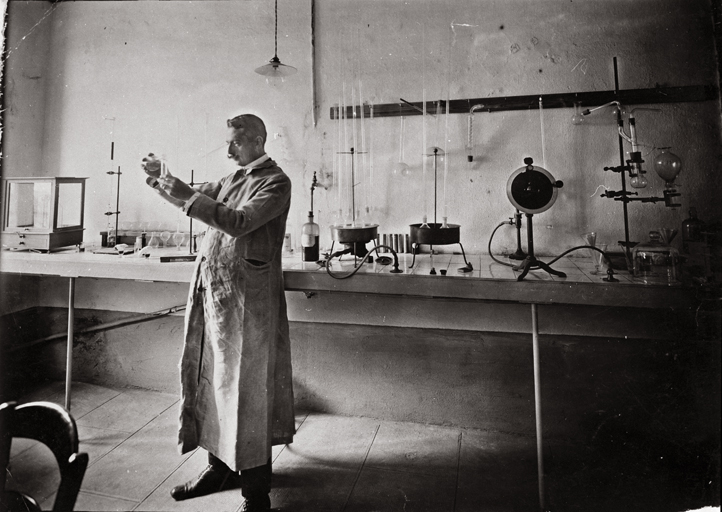 [Chimiste dans le laboratoire de la parfumerie Charabot.]