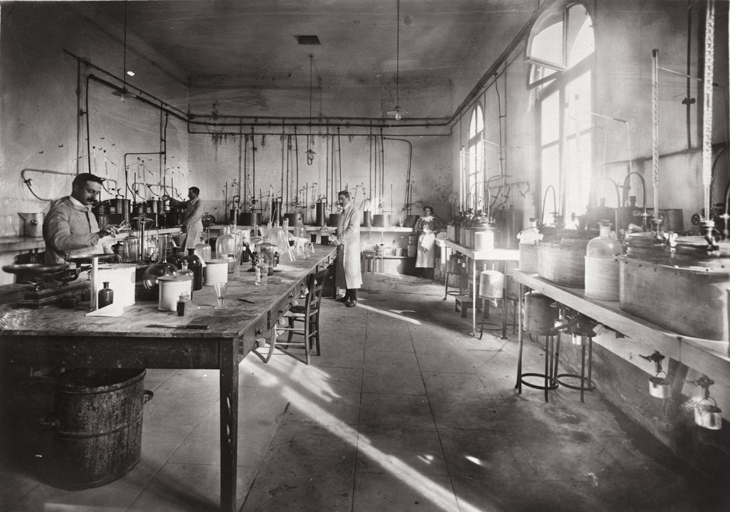 [Exemple d'un laboratoire de parfumerie, usine Charabot vers 1920.]