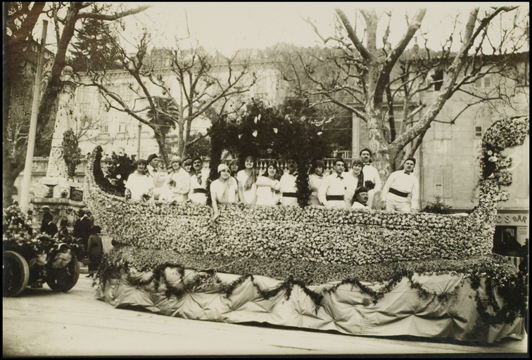 Char fleuri pour le carnaval, vers 1900.