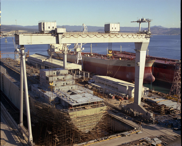 La grande forme de construction en activité avec le portique 500 T.