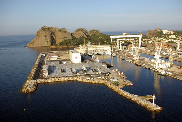  ; Vue aérienne sur le terre plein sud, les deux digues et le bassin de stationnement, aujourd'hui occupé par les entreprises de maintenance de moyenne et grande plaisance. ; Vue de la grande darse à flot des chantiers de La Ciotat. ; 