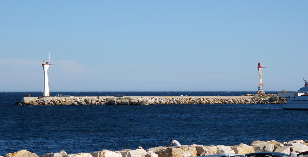  ; Les deux feux balisant l'entrée du port ; à gauche le phare du môle neuf et à droite le phare de la nouvelle digue du large.