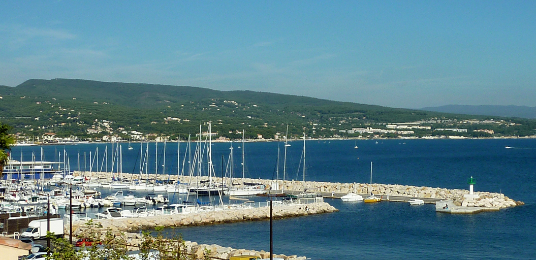 Port de plaisance de La Ciotat. Le bassin Bérouard et la passe d'entrée de port.