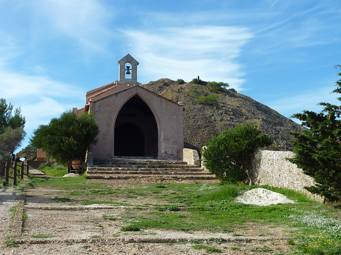 Le porche d'entrée de la chapelle Notre-Dame de la Garde.