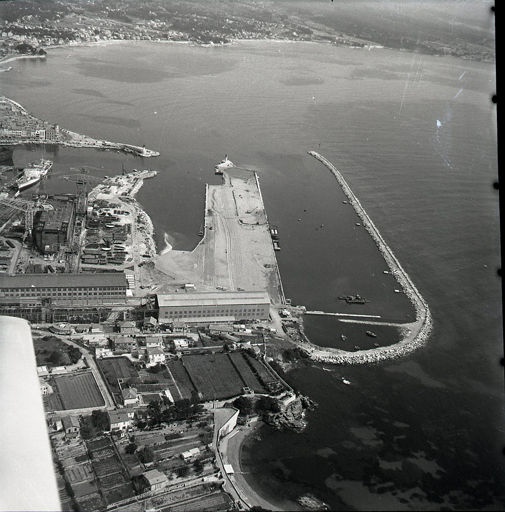  ; Vue aérienne sur la grande forme en construction et le bassin de stationnement délimité par la première digue du large.