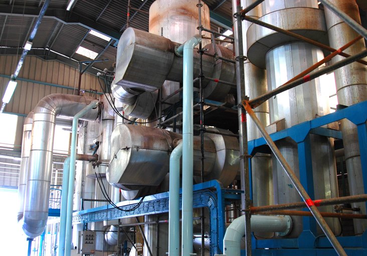 L'atelier de sulfonation. La fabrication du SO3. Au centre la tour catalytique et à droite les refroidisseurs.