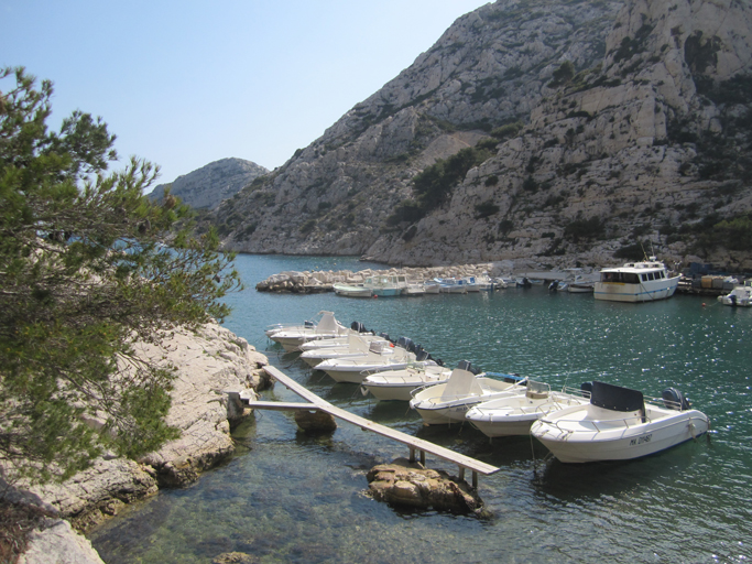Vue de la sortie du port de Morgiou depuis la côte est.