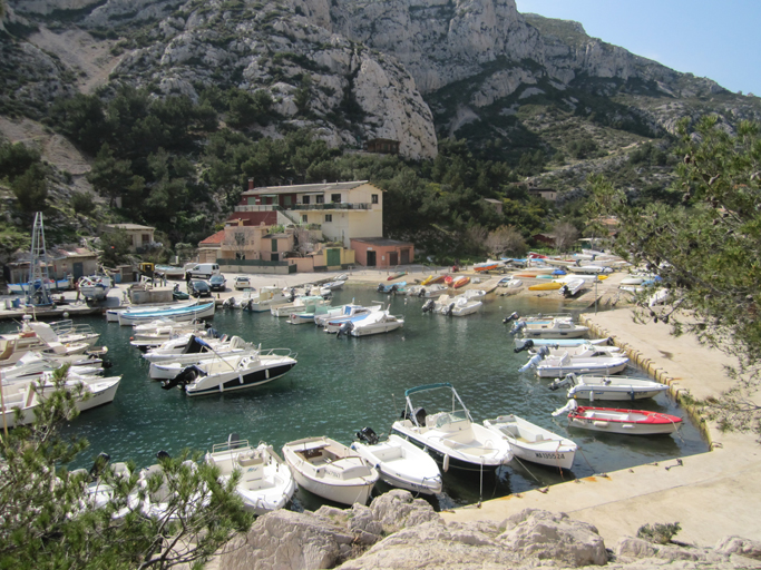 Vue de l'intérieur du port de Morgiou depuis la côte est.