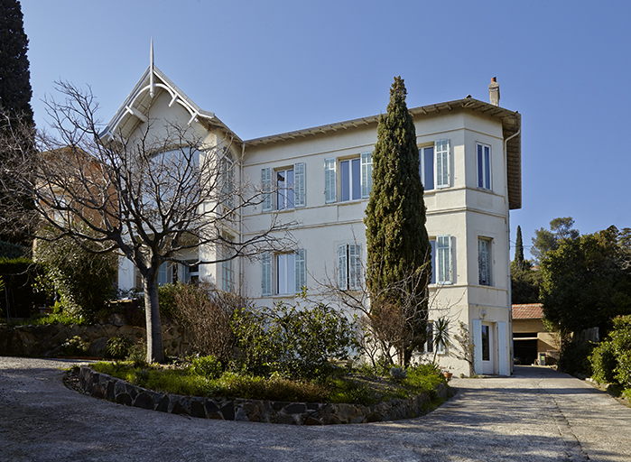 Façade antérieure sud-est sur jardin.