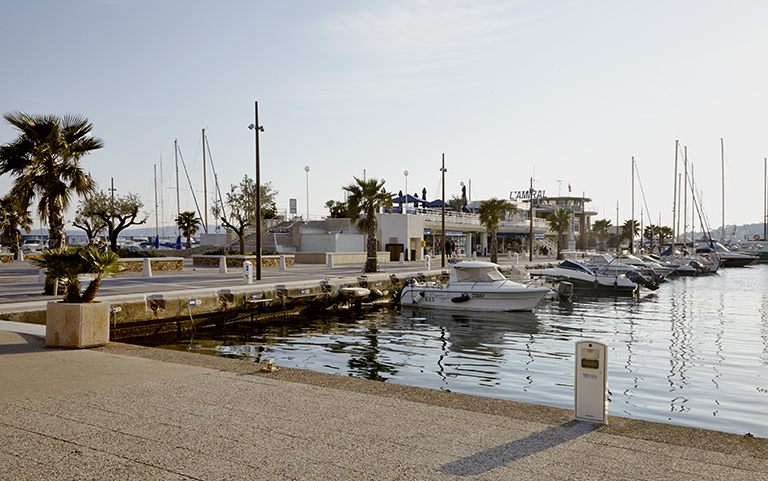 Le port et la capitainerie.