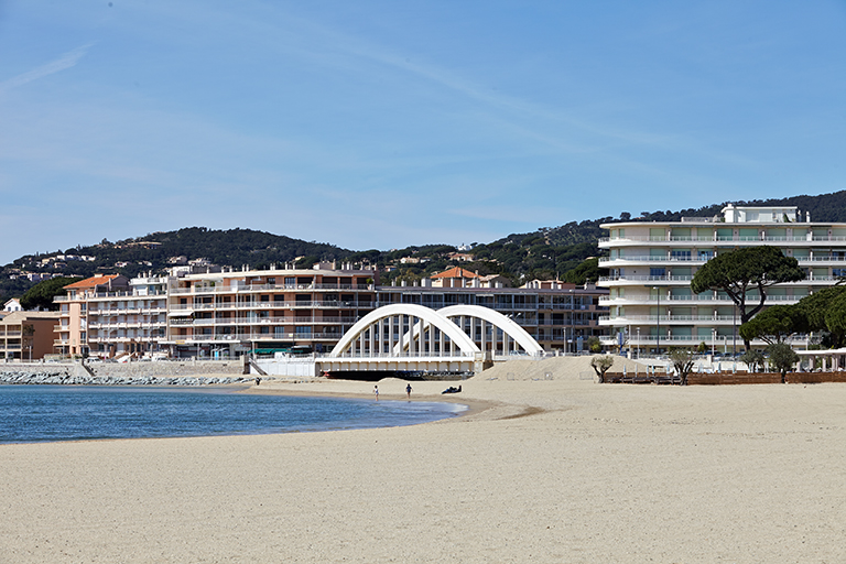 Vue de situation prise de la plage.