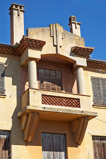 Façade antérieure. Balcon-loggia surmonté d'un fronton à décor de génoise et de moulures.