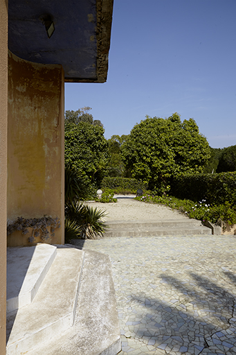 Terrasse en terre-plein devant la maison.
