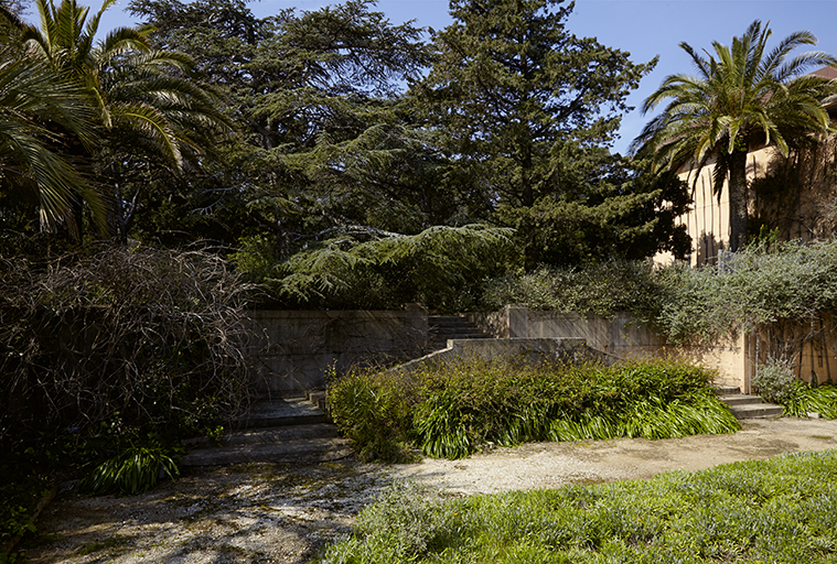 Escalier indépendant reliant le jardin régulier devant la façade sud de la villa au parc paysager.