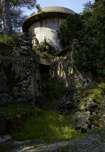 Le grand château d'eau et la cascade.