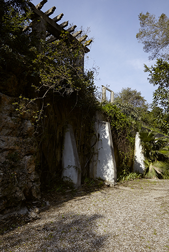 Le mur de soutènement de l'allée panoramique a été renforcé par des contreforts.