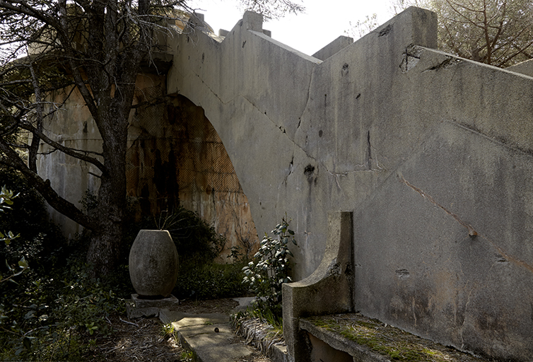 Mur d'échiffre de l'escalier du château d'eau-belvédère.