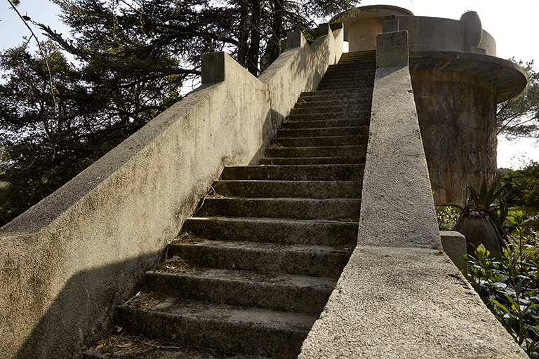 Escalier du château d'eau-belvédère. Vue des marches.