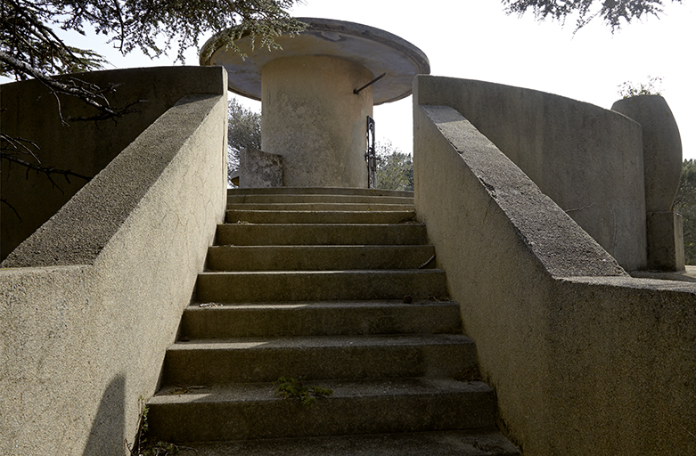 Escalier du château d'eau-belvédère. Partie haute des marches.