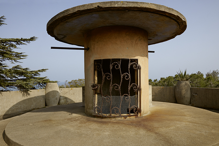 Belvédère. Regard permettant l'accès à l'eau du château d'eau.
