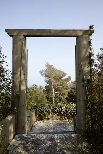 Arrivée de l'escalier amenant au belvédère et élément de pergola.