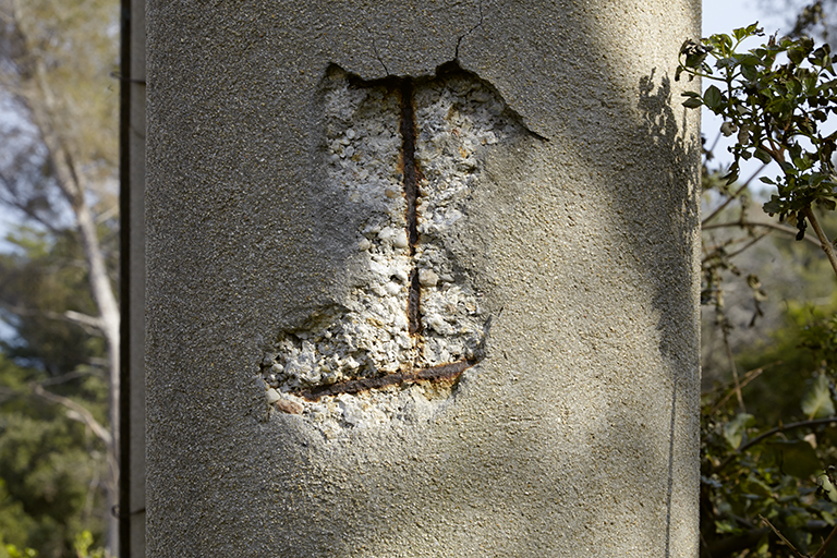 Colonne de pergola. Détail de la mise en œuvre en béton armé composé de sable grossier provenant de la mer.. 