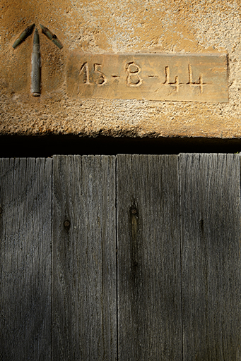 Edicule abritant le puits. Linteau portant la date de combats qui se sont déroulés sur les lieux lors du débarquement de Provence.