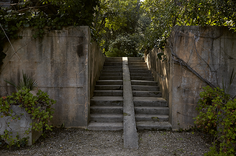 Escalier rachetant la différence de niveau entre l'avant et l'arrière de la maison.