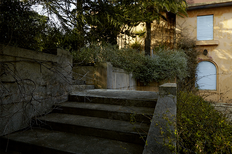 Escalier indépendant reliant le jardin régulier devant la façade sud de la villa au parc paysager.