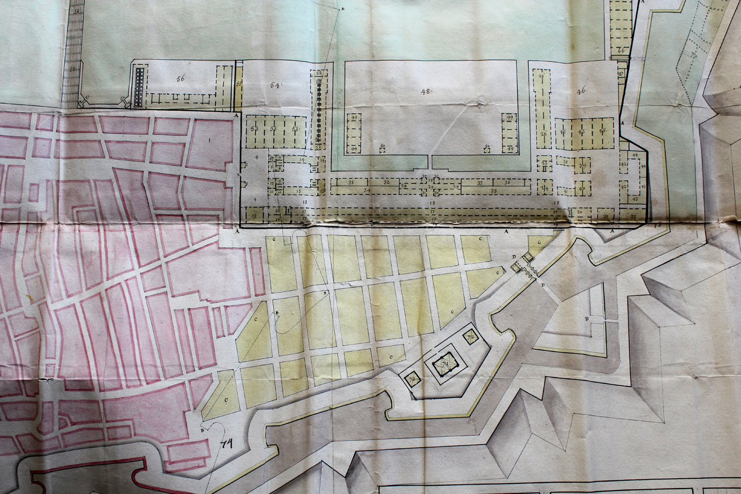 [Deuxième plan de masse du projet de l'arsenal de Toulon]. 1682. Détail : bastions 9 à 10, courtine 10-11 avec emplacement de la porte Royale.