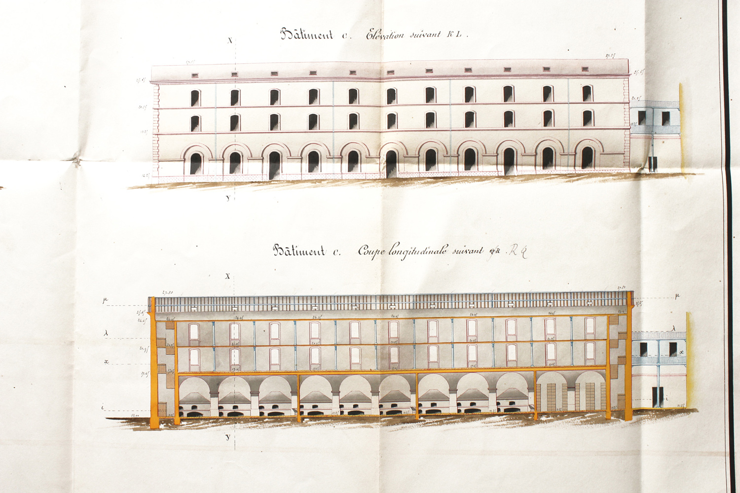 Projets pour 1862-1863. Bâtiments militaires. Construire une nouvelle manutention. Elévations. Coupes longitudinales. 1862. Détail : élévation et coupe longitudinale du bâtiment C.