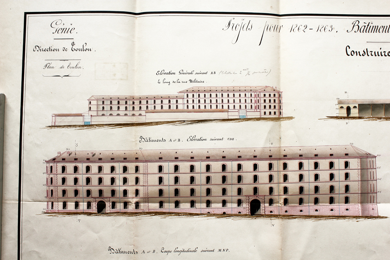 Projets pour 1862-1863. Bâtiments militaires. Construire une nouvelle manutention. Elévations. Coupes longitudinales. 1862. Détail : élévation générale le long de la rue militaire, élévation des bâtiments A et B.