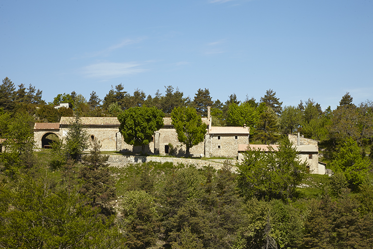 Vue générale éloignée depuis le sud.